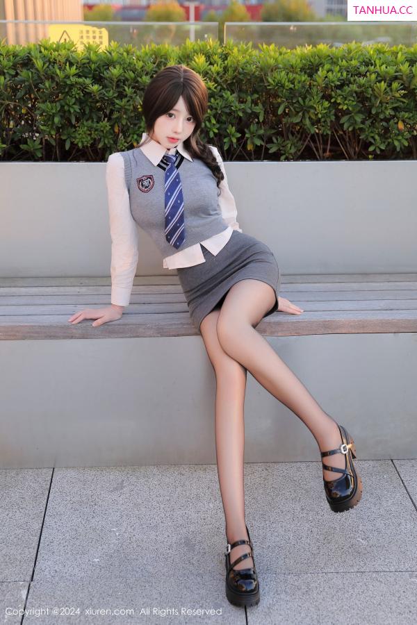   [XiuRen]高清写真图 2024.12.06 No.9562 桃妖夭 黑丝美腿第9张图片